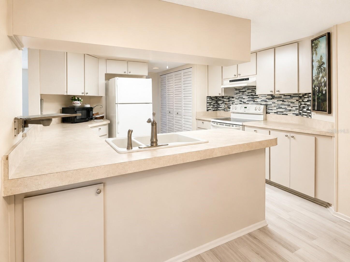 HOLIDAY LAKE VILLAS CONDO - Residential