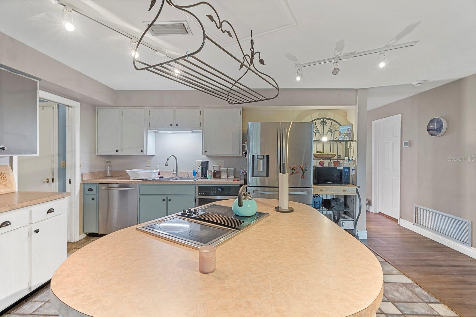 FAIRLAWN MANOR - Residential