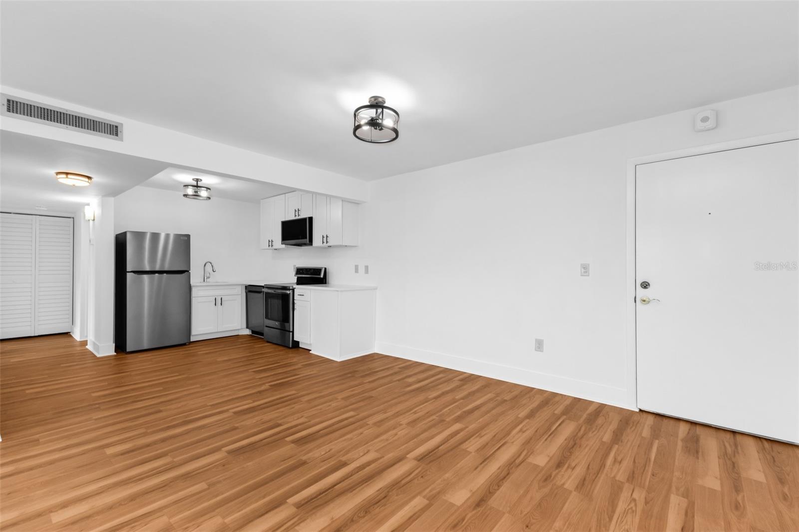 CAMBRIDGE HOUSE - Residential