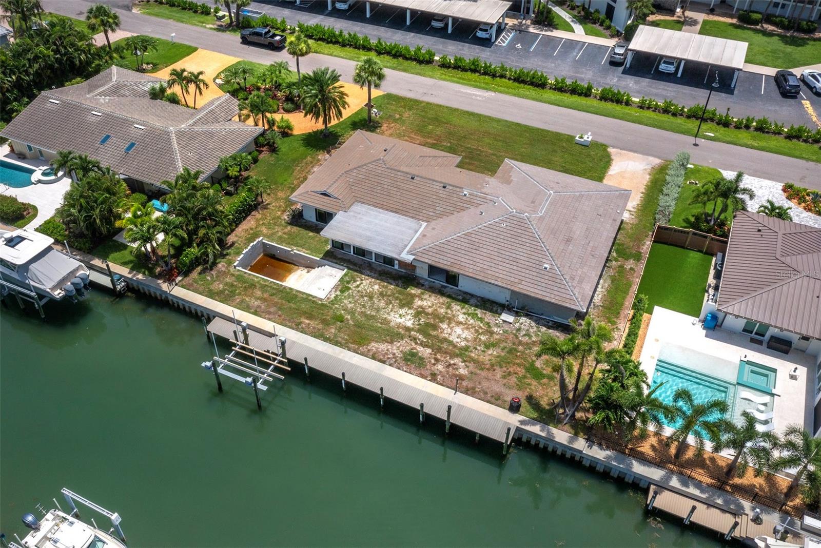 COUNTRY CLUB SHORES - Residential