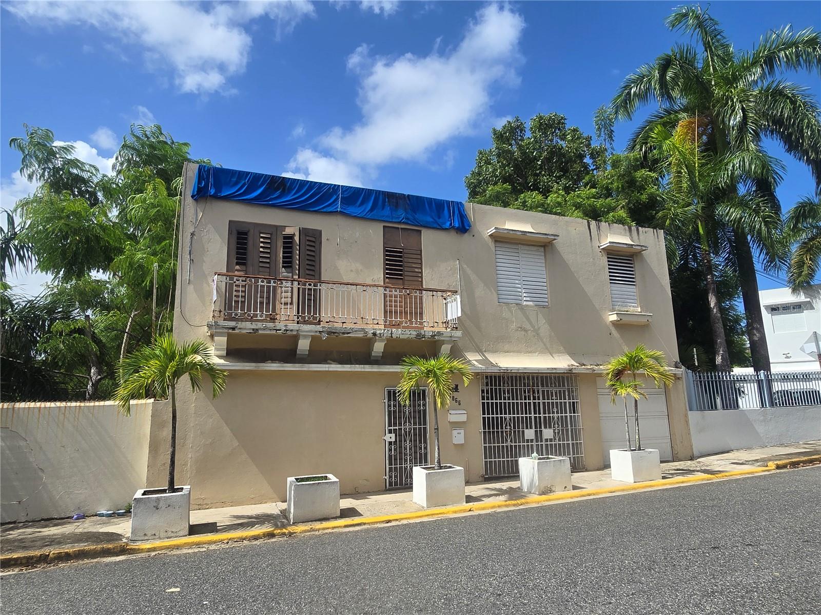 San Antonio Street, San Juan, PR. Just front of University of Sagrado Corazón. On the corner of Bouret Street. ! Sold "as is condition." Needs improvements! Cash transaction only!
Prime location!
Sagrado Corazón Historic Zoning!
Ideal for investment! Maintains the original concrete structure! Consists of two units with two bedrooms and one bathroom, living room, dining room, kitchen, laundry area, patio, garage, among others.
