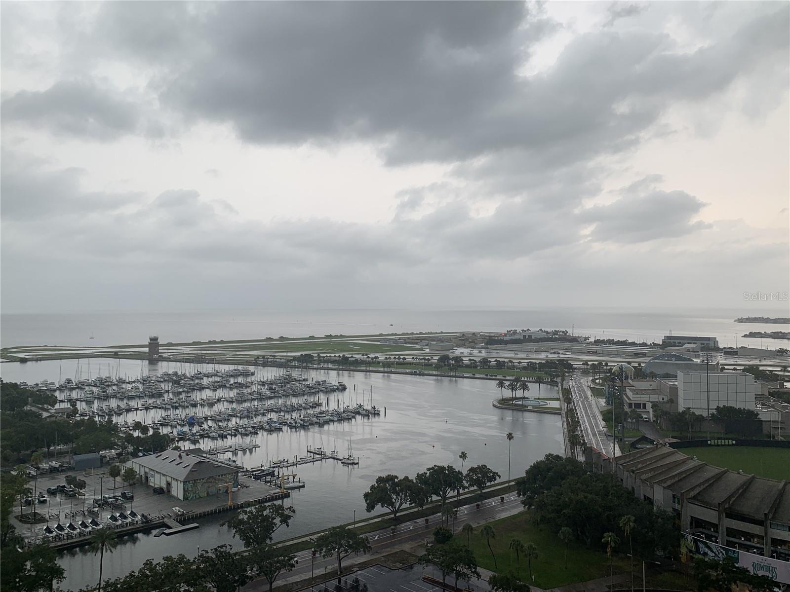 Beautiful condo in Downtown St Petersburg, with spectacular partial water views. Perfectly situated for daily walks. Also walkable to restaurants, shops, museums, parks and the picturesque St. Petersburg iconic: The Pier.