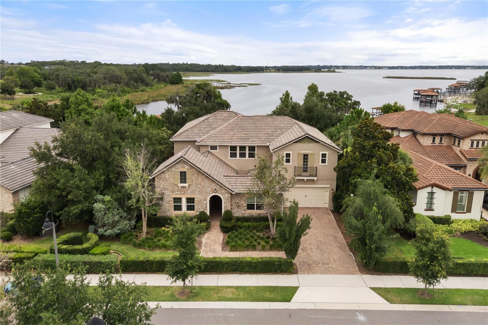 WATERSIDE 90'S - Residential