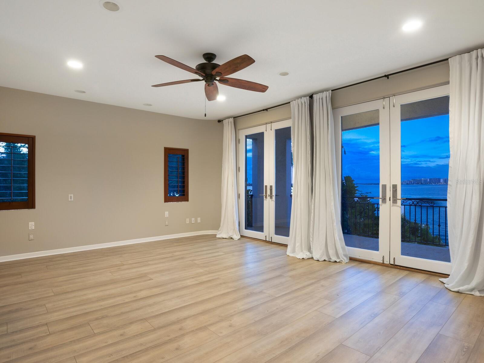 BAY ISLAND - Residential