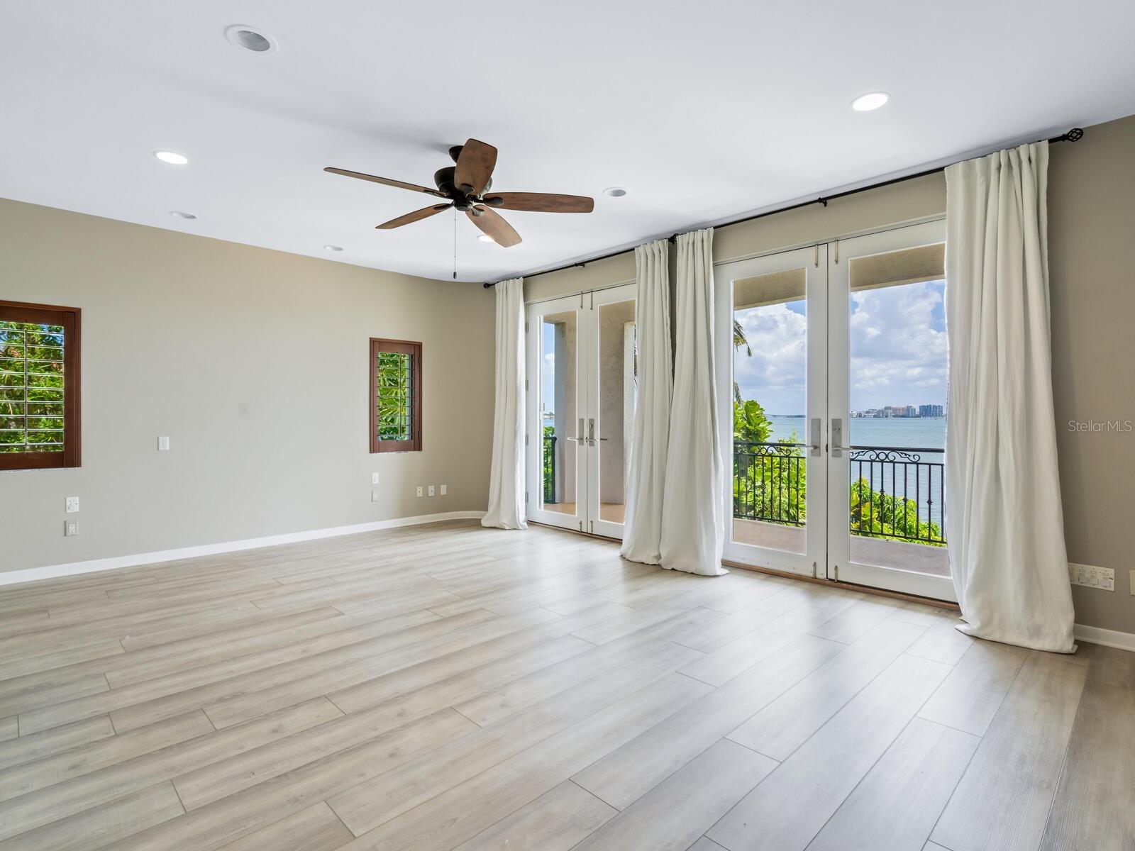 BAY ISLAND - Residential
