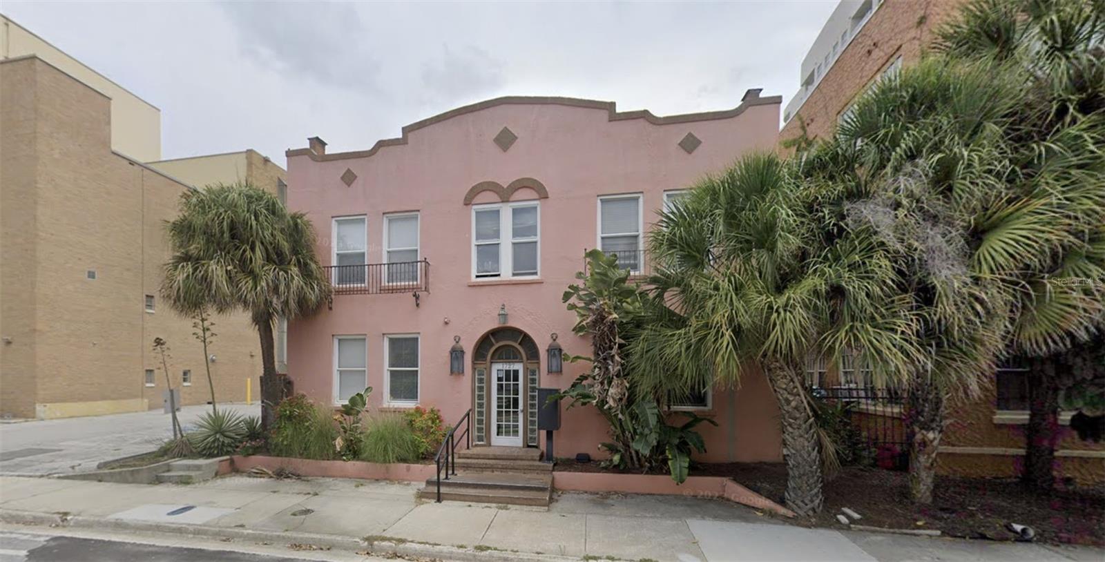 1 Bed / 1 Bath – Downtown Sarasota Living on Ringling Blvd

Multifamily units available just minutes from Sarasota’s beaches, arts scene, and waterfront. This bright 1 bedroom, 1 bathroom apartment sits in a quiet neighborhood right off Ringling Blvd, offering walkable access to cafés, parks, boutiques, theaters, and the lively downtown lifestyle.

Inside, the unit features great natural light, a dining nook that doubles as a roomy office, two closets, and plenty of kitchen storage. Shared laundry is on-site, parking is included for one vehicle, and we’re pet-friendly. Tenant pays utilities; a flat $96/month covers water, sewage, and trash. Unfurnished.

Live close to everything—morning walks to Bayfront Park, weekend farmers markets, sunset drives to Lido Beach, and the cultural energy that makes Sarasota special.