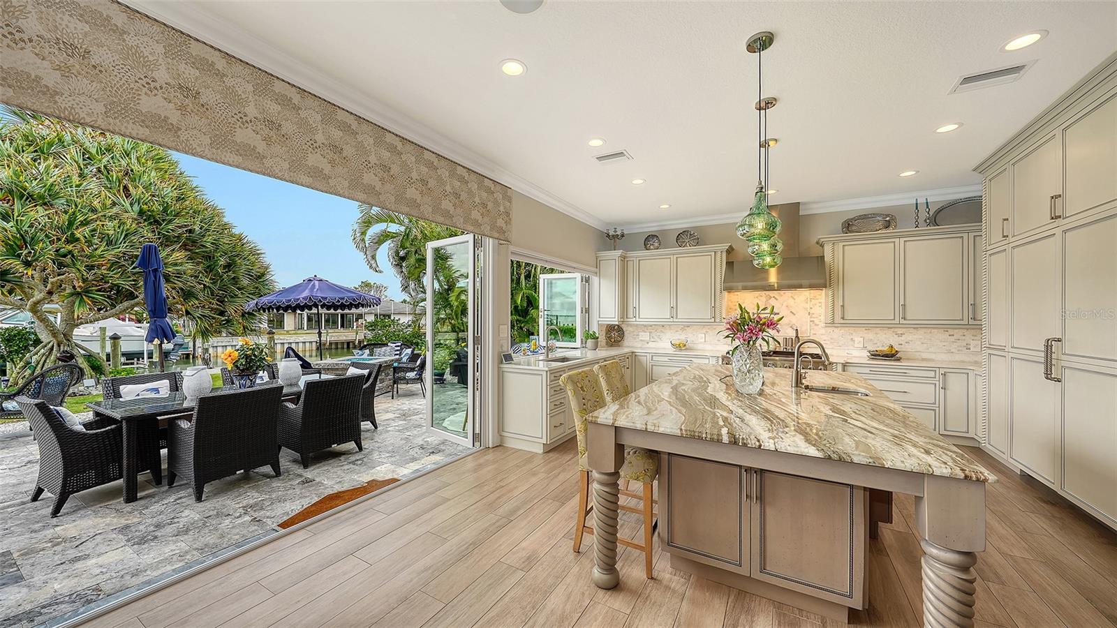 COUNTRY CLUB SHORES - Residential