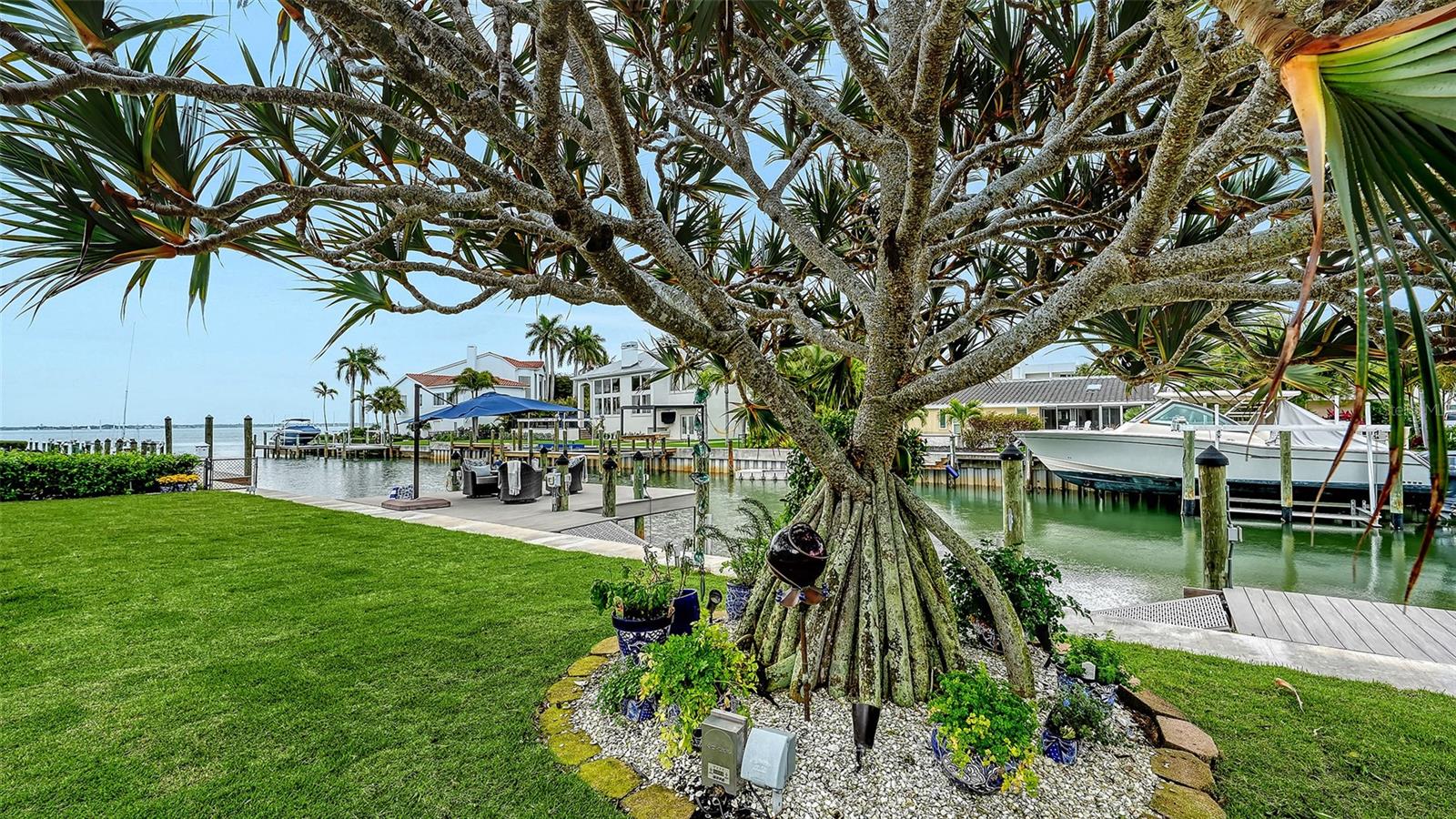 COUNTRY CLUB SHORES - Residential