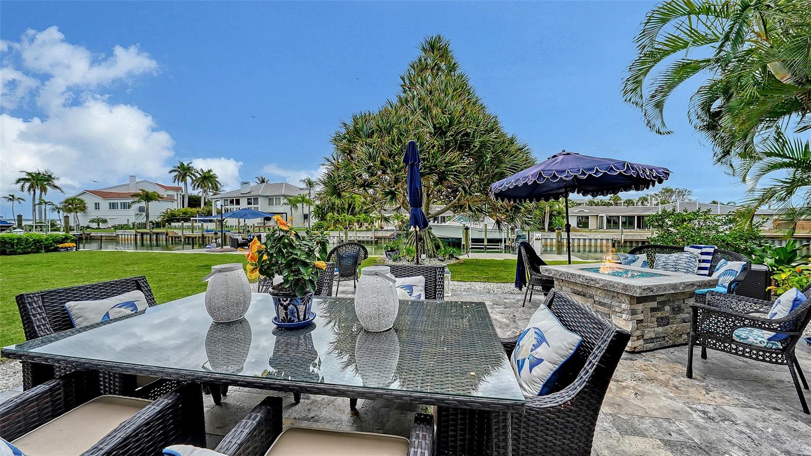 COUNTRY CLUB SHORES - Residential