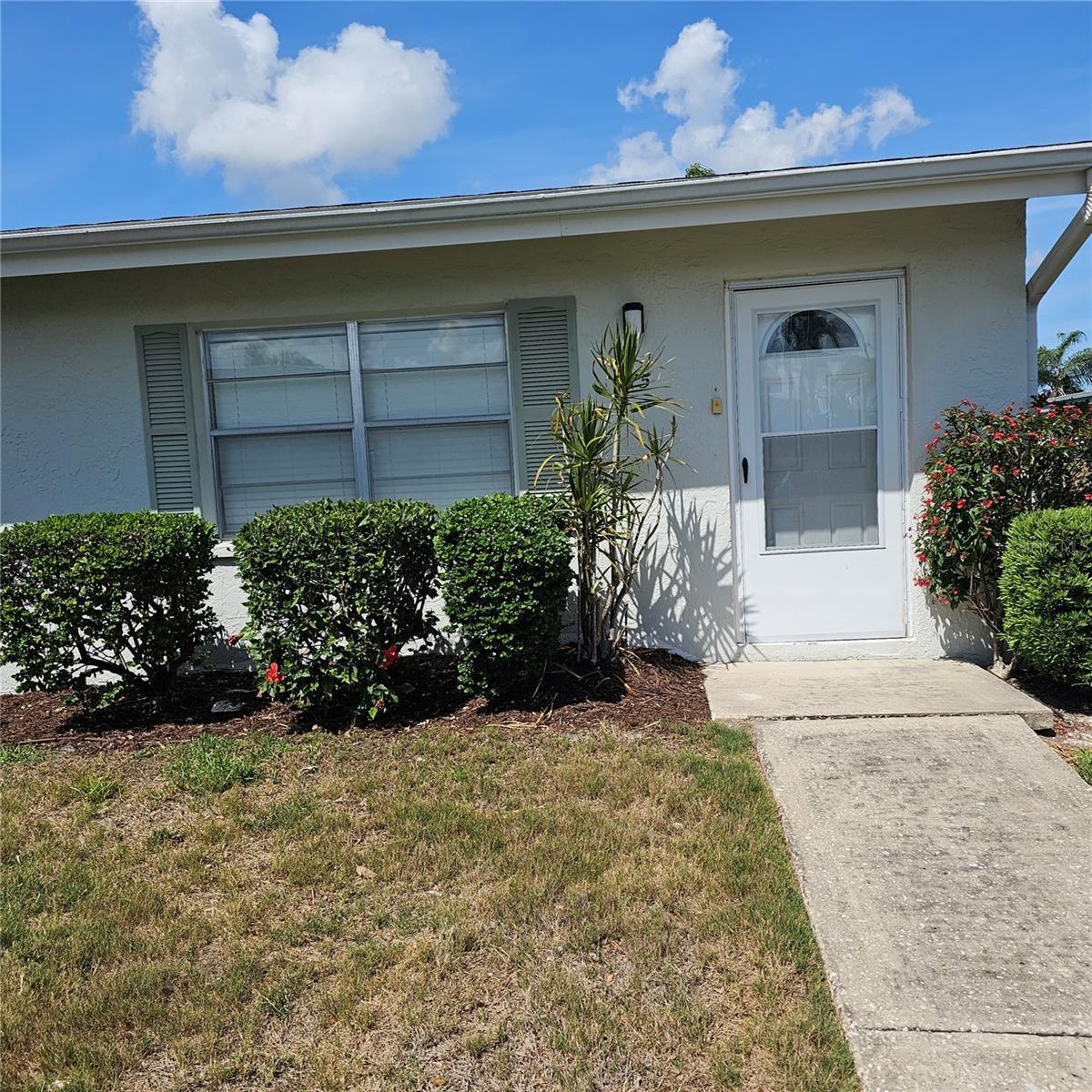 Welcome to Sun City Center, Florida’s top retirement destination! Step into this beautifully updated 1-bedroom, 1.5-bath condo, perfectly located in the heart of the vibrant Kings Point neighborhood. This move-in ready home features modern laminate flooring, a spacious living and dining area, and a bright owner’s suite for comfortable living. Enjoy cooking in the updated kitchen, equipped with newer appliances and plenty of cabinet space. The assigned parking space is just steps from your front door for added convenience. This light and bright condo makes an ideal year-round residence, winter retreat, or investment property. Located just minutes from world-class beaches, dining, shopping, and Tampa’s international airport via nearby I-75. As a resident of Kings Point, you’ll enjoy resort-style living with a long list of amenities, including: Indoor & outdoor pools and hot tubs, Multiple clubhouses, Full-service spa, Veterans Theater, Golf courses, tennis, pickleball, and billiards, State-of-the-art fitness centers, RV & boat parking, Dozens of social clubs, hobby groups, and activities Additional benefits include 24-hour gated security, premium cable, high-speed internet, roof and exterior maintenance, pest control, insurance, and all utilities except electricity.
