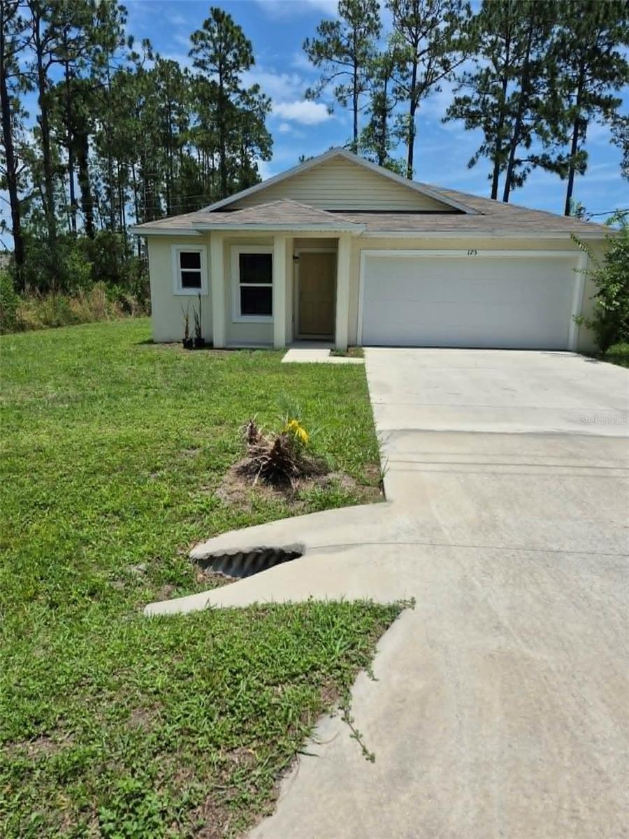 3/2/2 Concrete block home has neutral coloring in and out.  Vaulted ceilings in kitchen and living area.  Perfect sized home for a single/small family...those looking to downsize.   Carpet in bedrooms fresh and clean.   All appliances, in excellent condition are included.  Great location/ neighborhood with easy access to the main roads in Palm Coast.  
Seller is packing up and ready to move.  Fast closing.  Come see it and make this  your home!