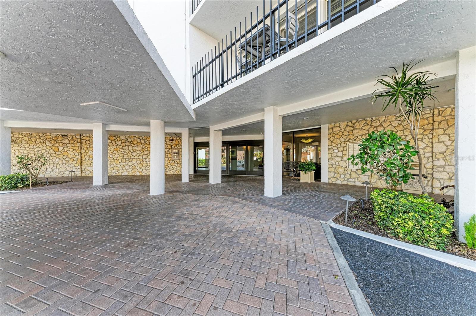 ST ARMAND TOWERS - Residential