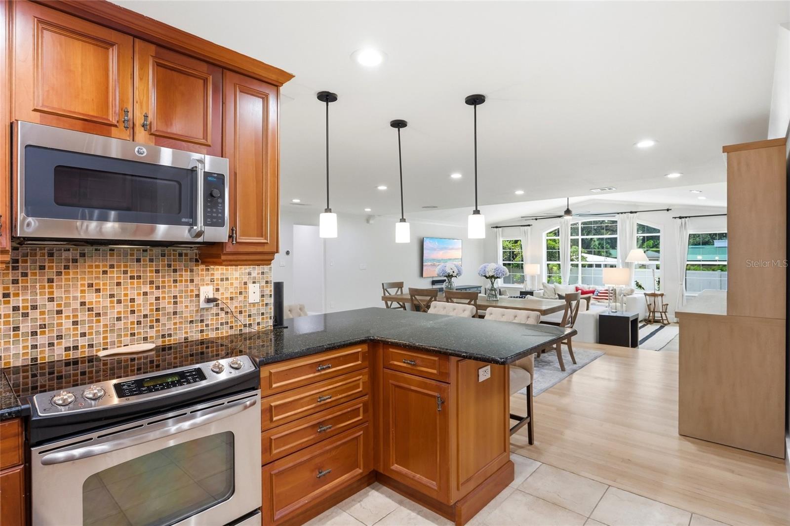 BEVERLY SHORES - Residential