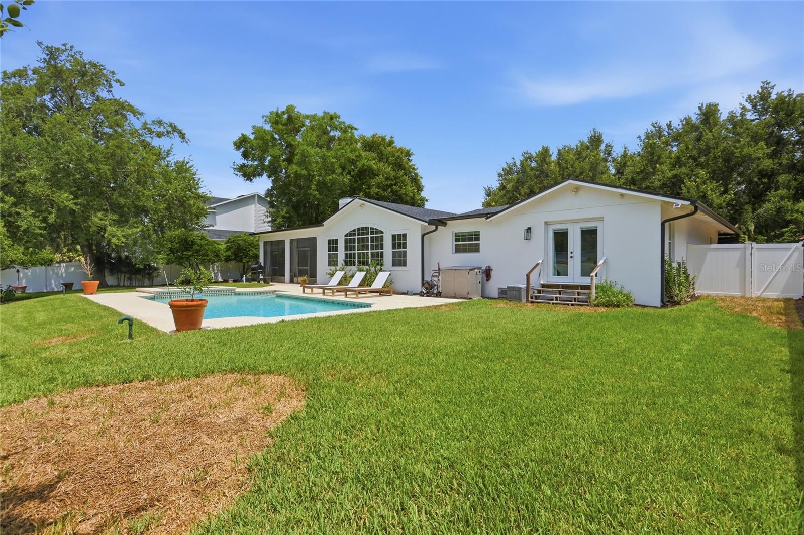 BEVERLY SHORES - Residential