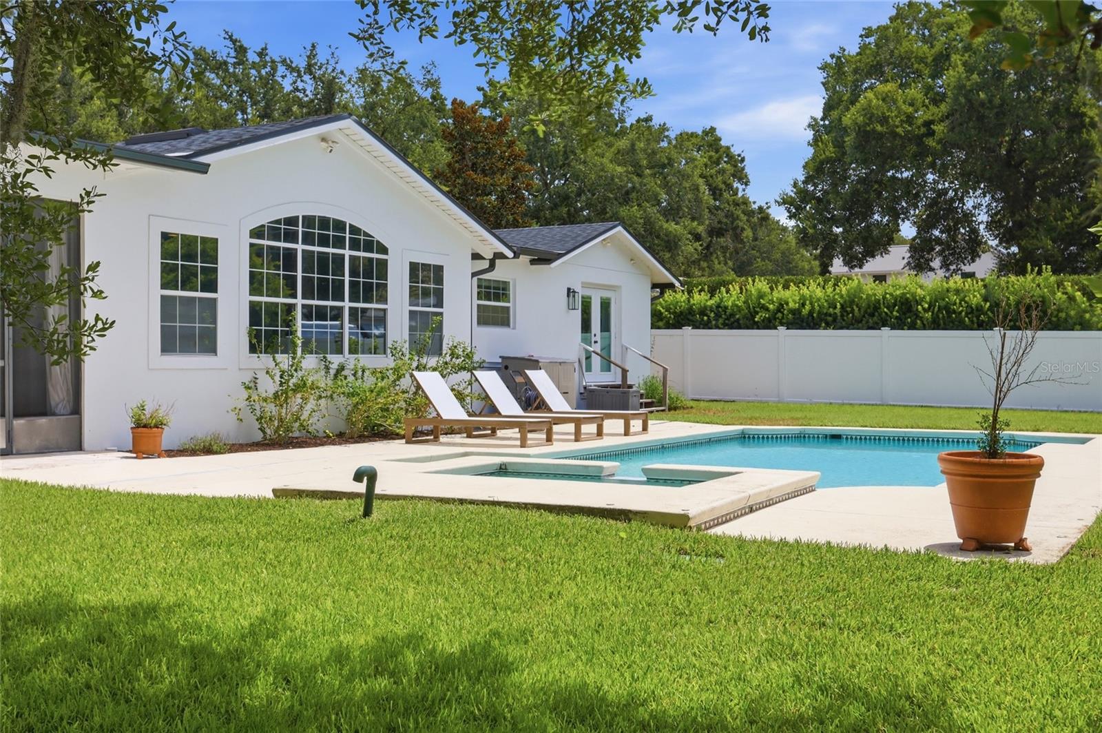 BEVERLY SHORES - Residential