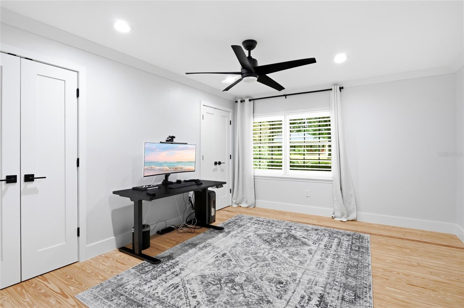 BEVERLY SHORES - Residential