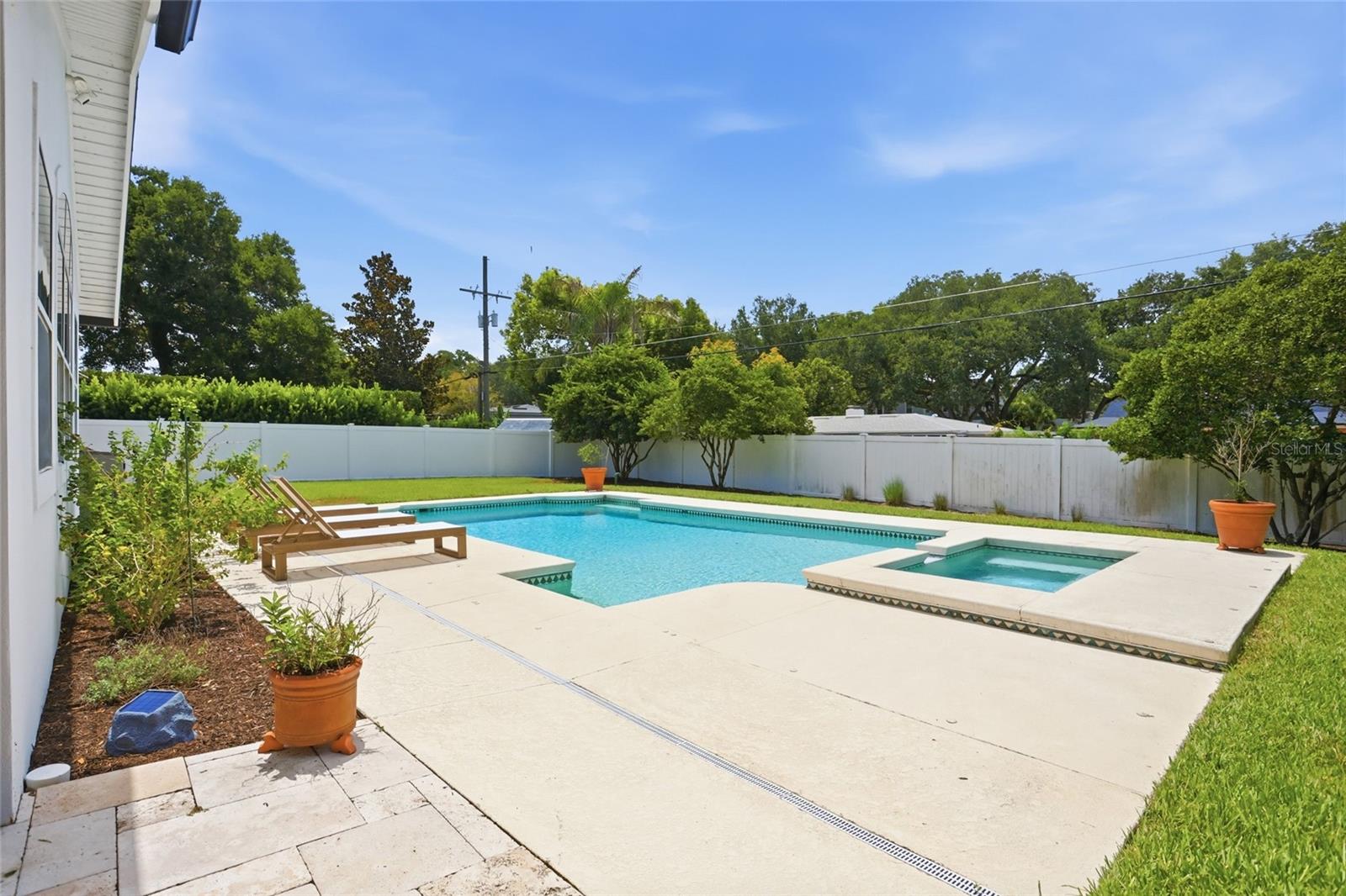 BEVERLY SHORES - Residential