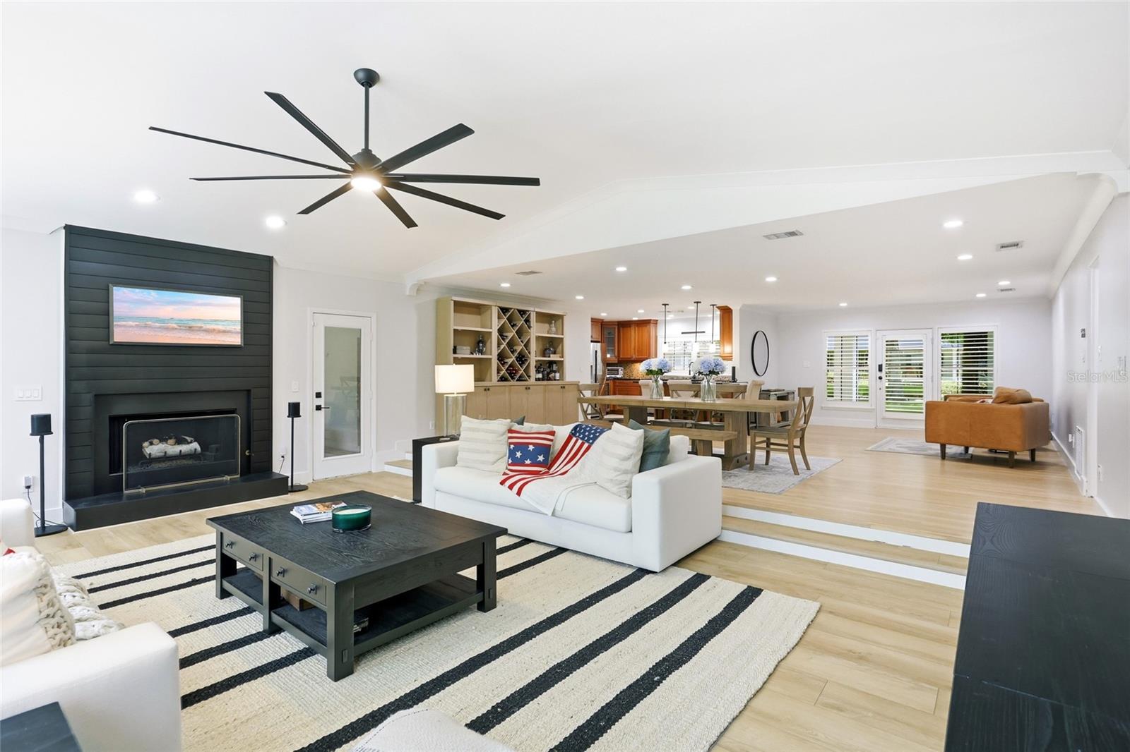 BEVERLY SHORES - Residential