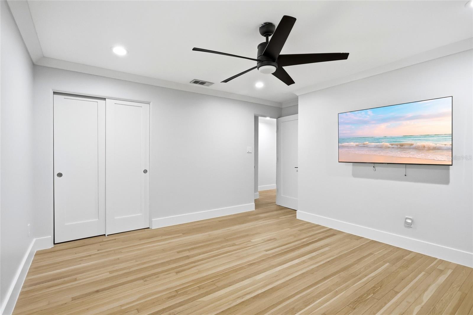 BEVERLY SHORES - Residential