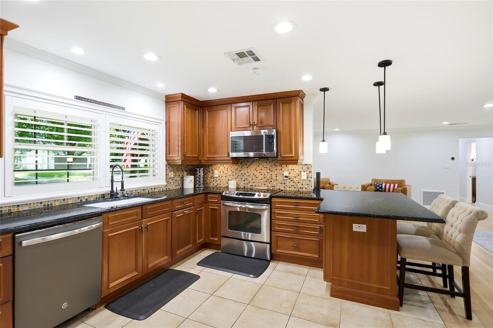 BEVERLY SHORES - Residential