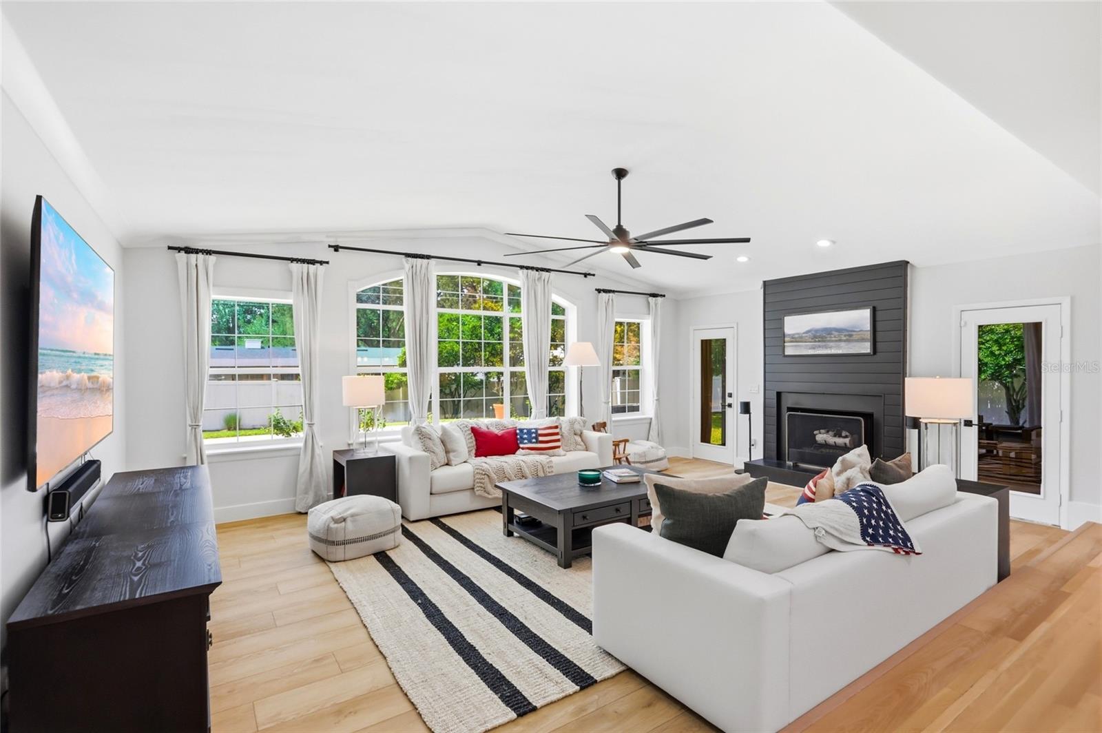 BEVERLY SHORES - Residential