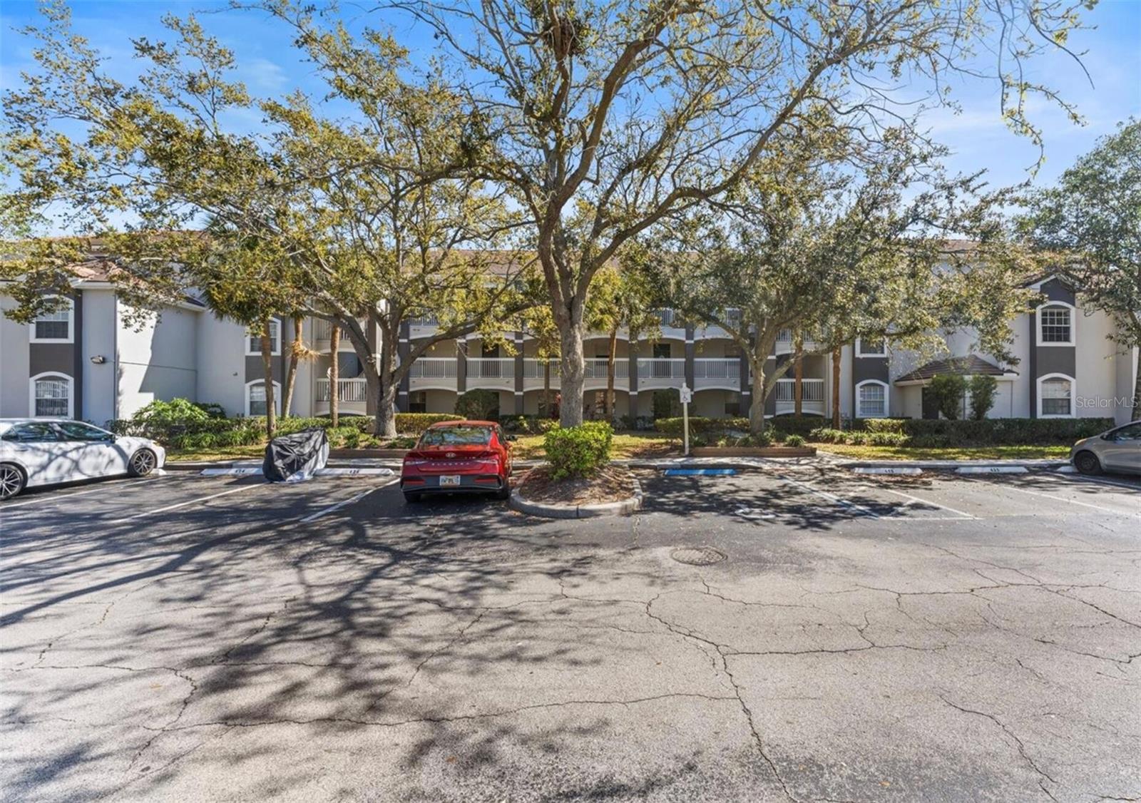 Looking for a truly exceptional investment with a resort-style lifestyle and stunning golf course views? This tenant-occupied unit offers immediate and consistent cash flow from day one! Residents of Fairway Island enjoy premium amenities, including access to a resort-style pool, heated spa, racquetball court, tennis court, and a business center. This unit boasts beautiful direct views of the Hunters Creek Golf Club, adding an extra layer of desirability for prospective tenants. Situated in a highly sought-after location renowned for its strong rental demand, you will benefit from stable passive income and excellent potential for long-term appreciation. Secure this high-potential asset at an incredibly attractive price and watch your portfolio grow!