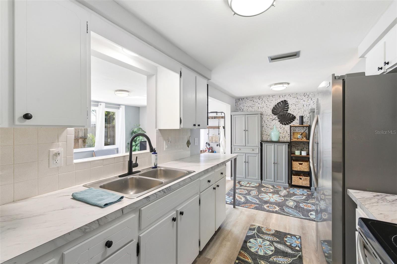 COLONIAL HILLS - Residential