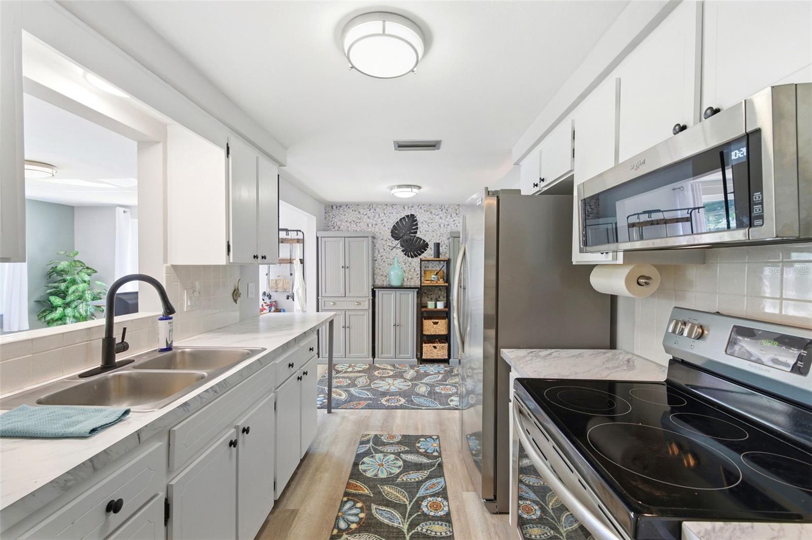 COLONIAL HILLS - Residential