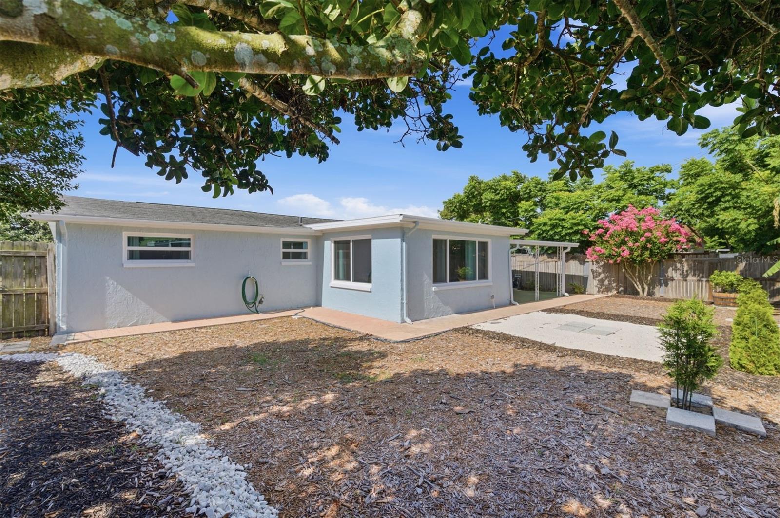 COLONIAL HILLS - Residential