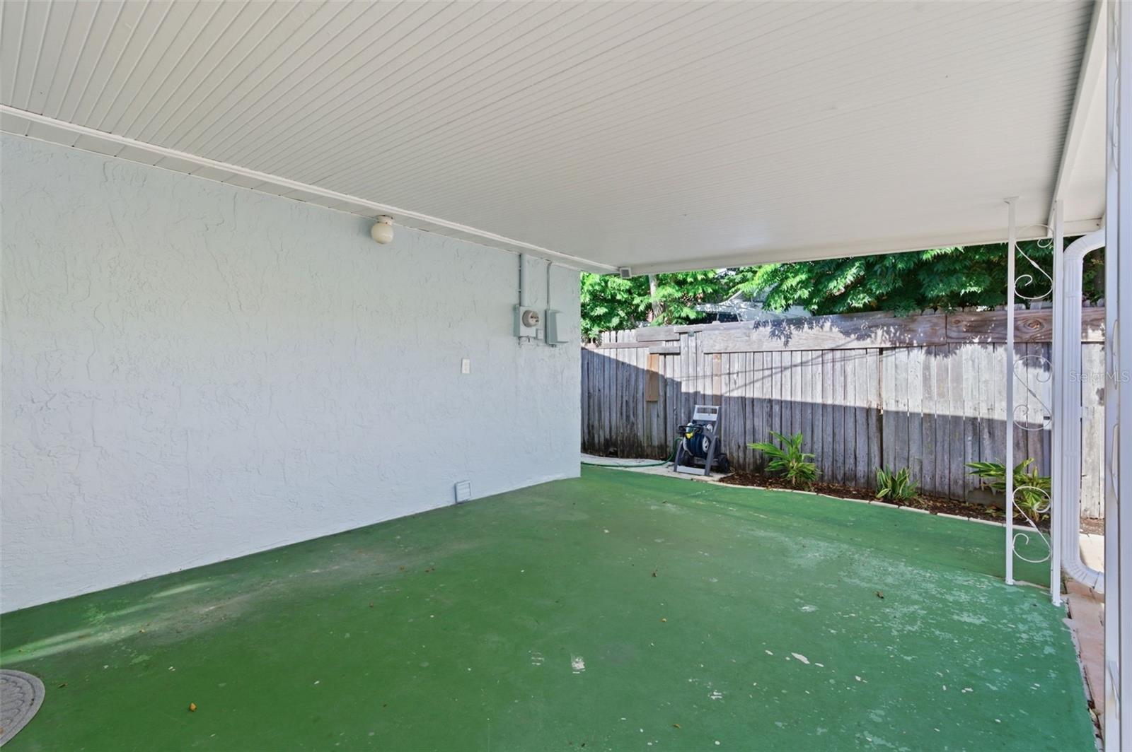 COLONIAL HILLS - Residential