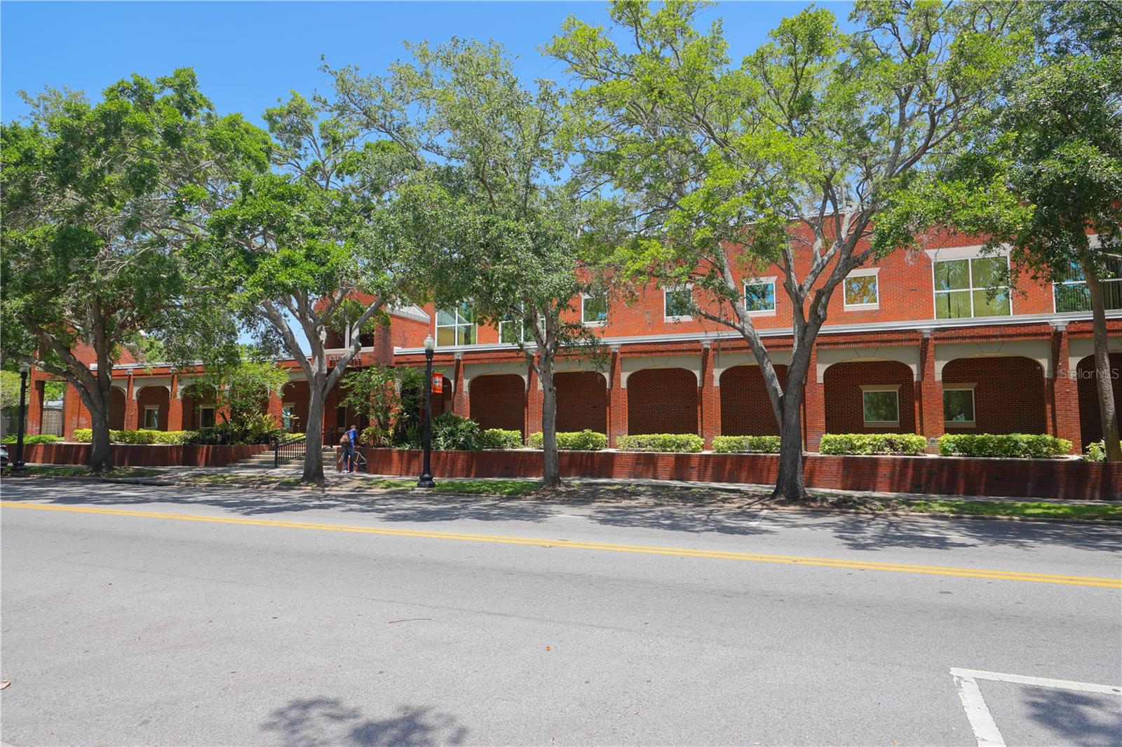 COLONIAL HILLS - Residential