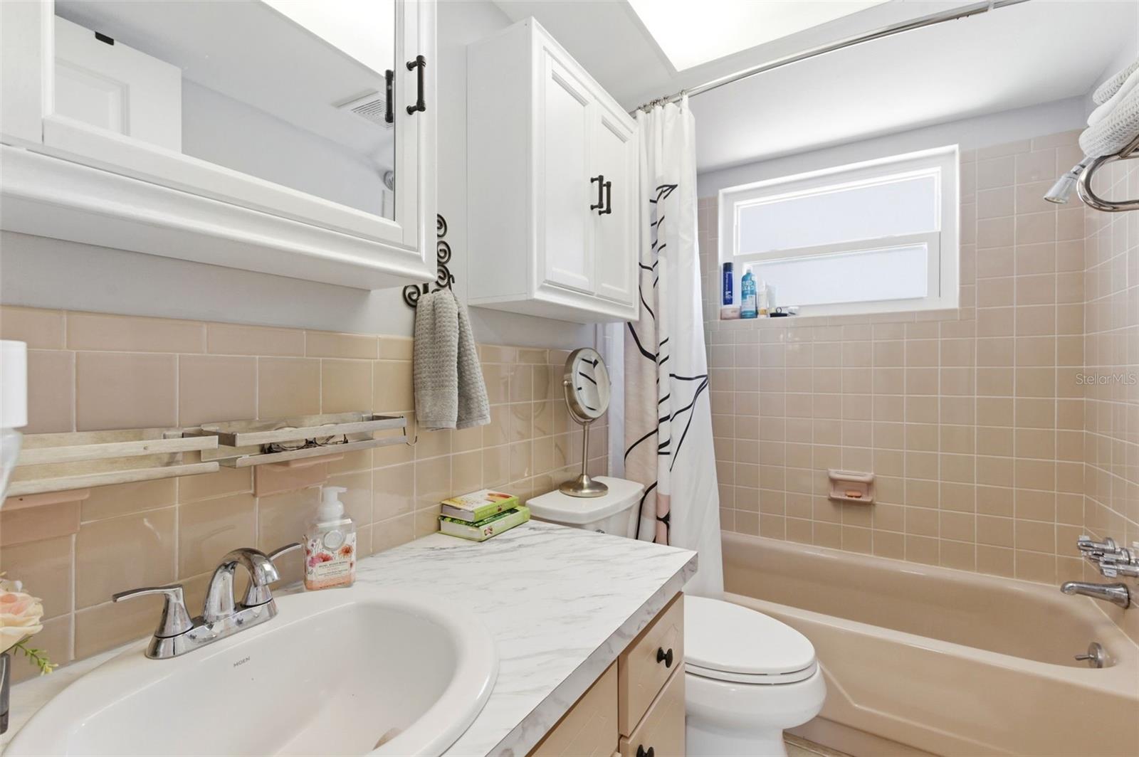 COLONIAL HILLS - Residential