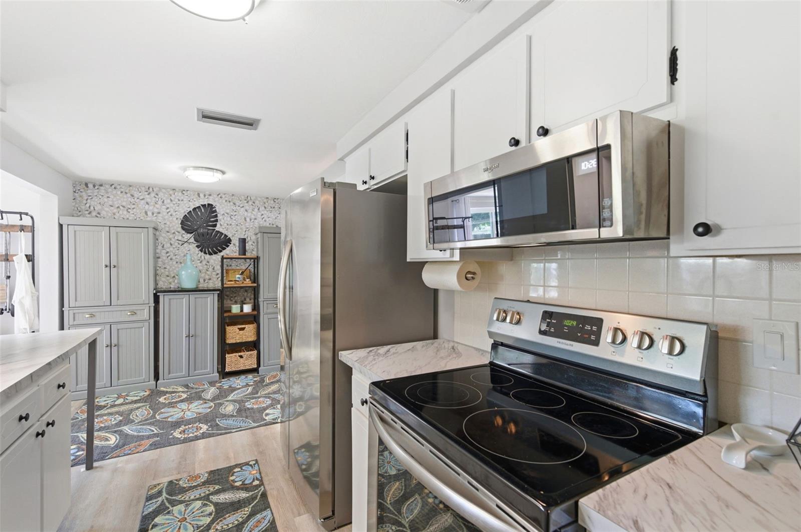 COLONIAL HILLS - Residential