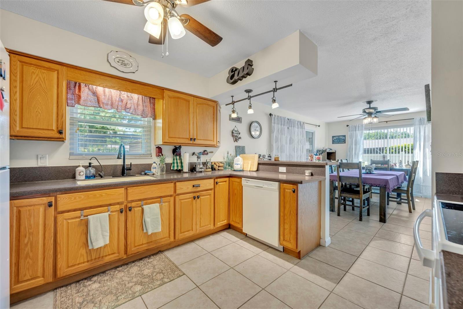 COUNTRY CLUB VIEW - Residential