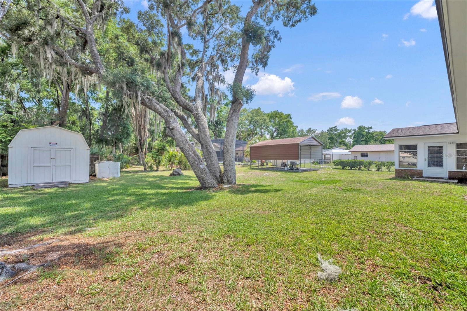 COUNTRY CLUB VIEW - Residential