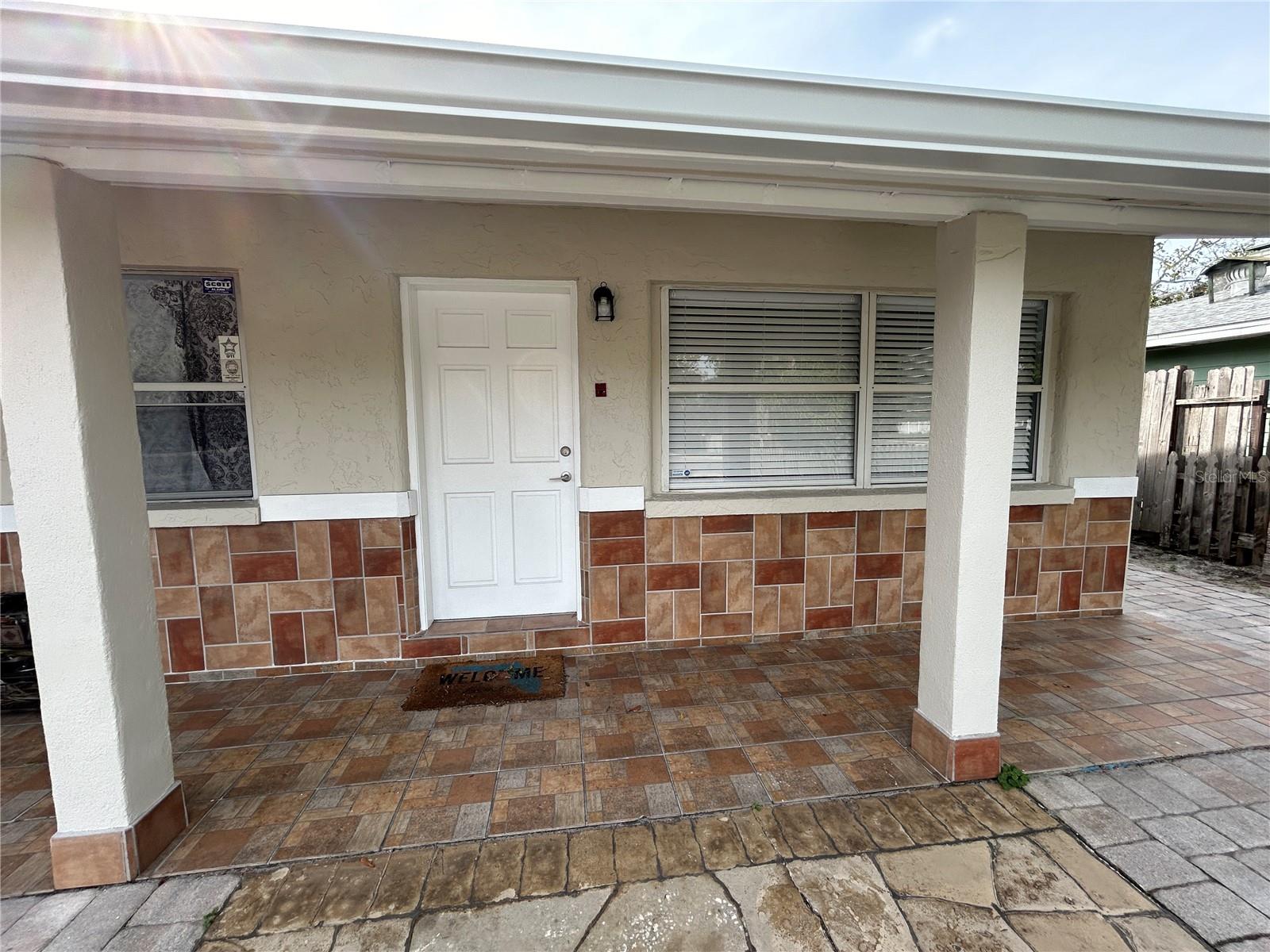 Immaculate South Gate studio in highly rated Southside school district. Near grocery shopping, post office, pharmacies, hospital, restaurants and easy access to the beaches.