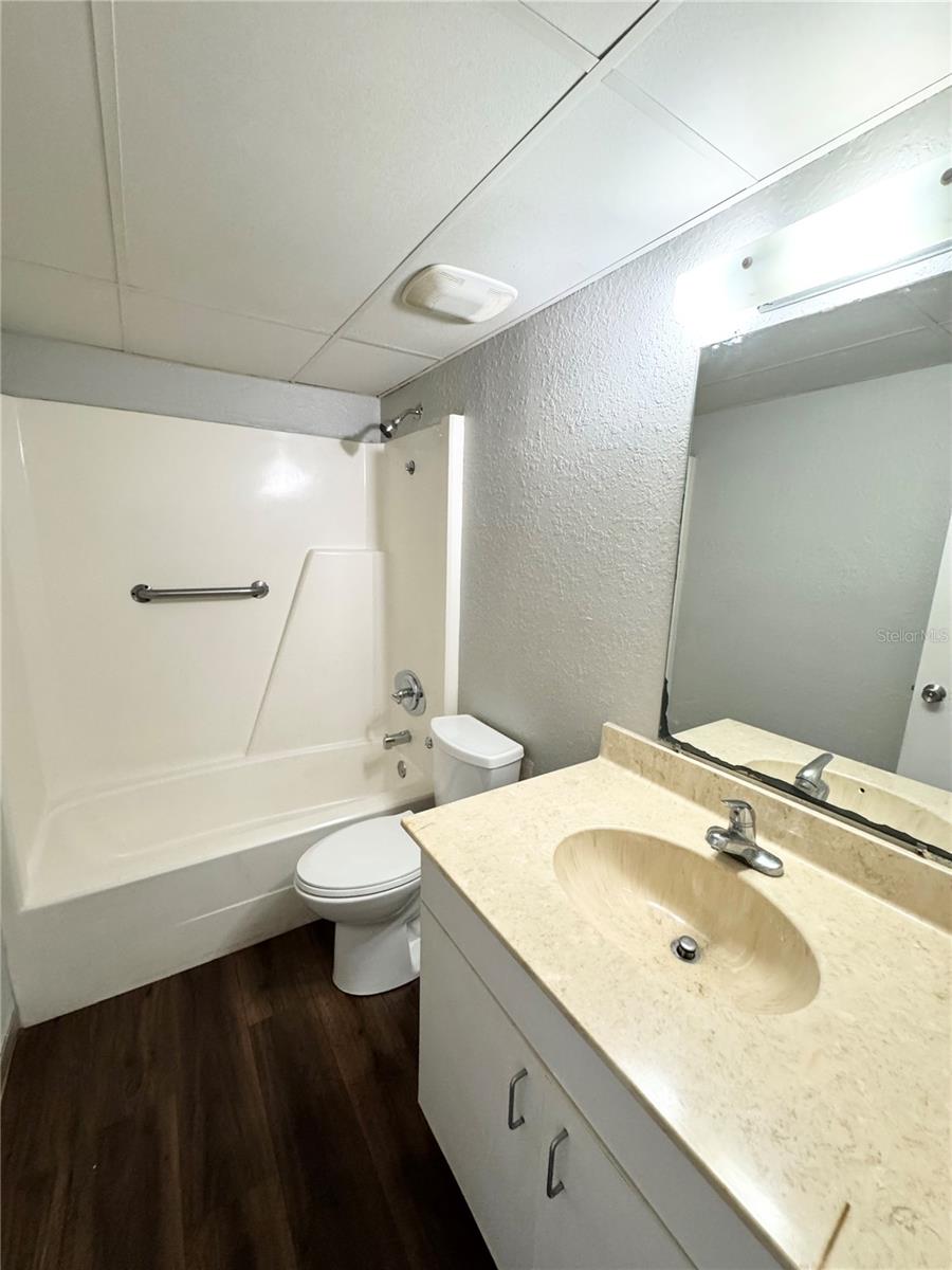 MASON & CARSWELLS HOLLY HILL - Residential Lease