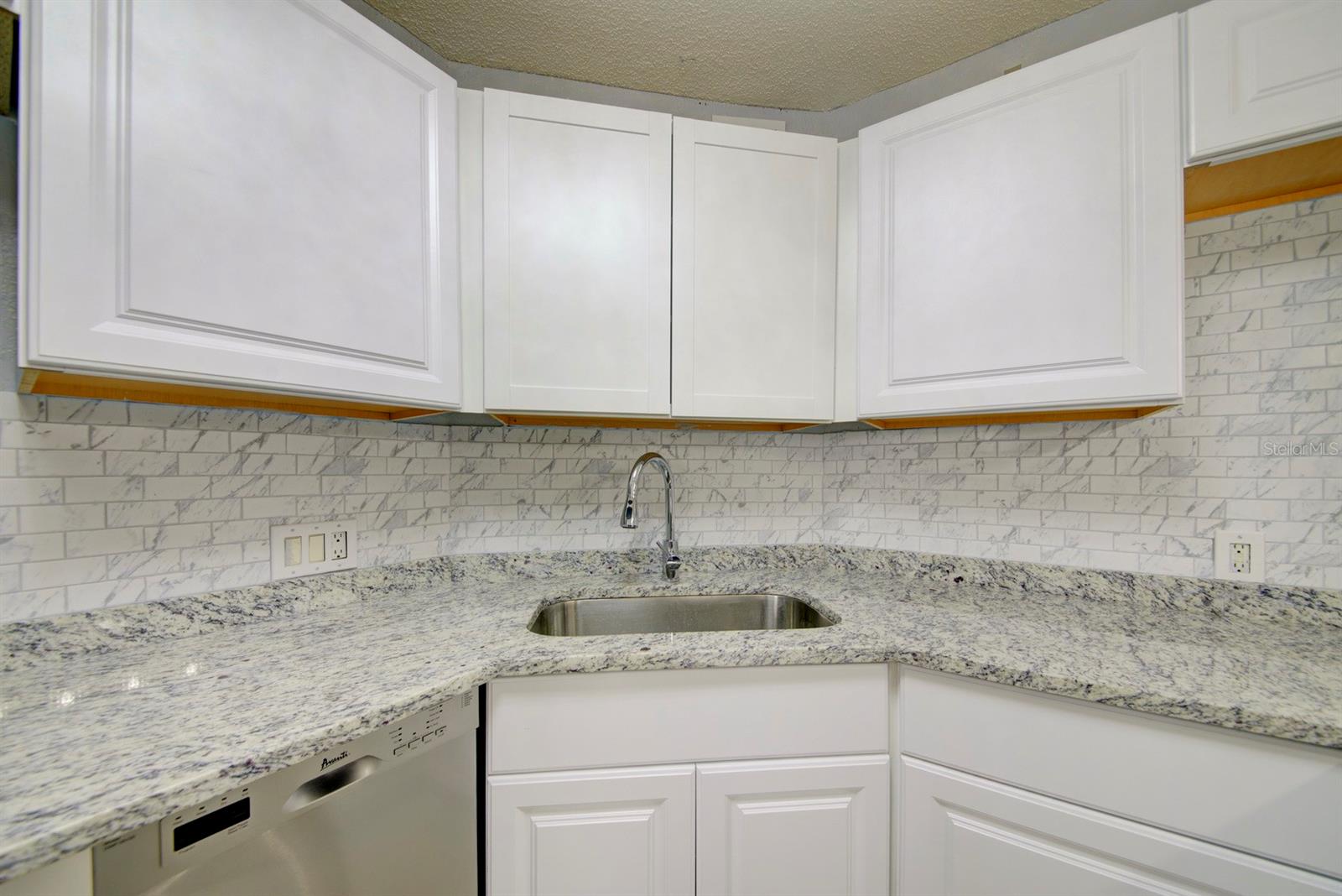 WAVE THE CONDO - Residential