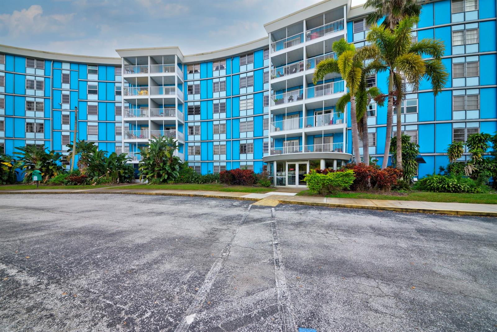 WAVE THE CONDO - Residential