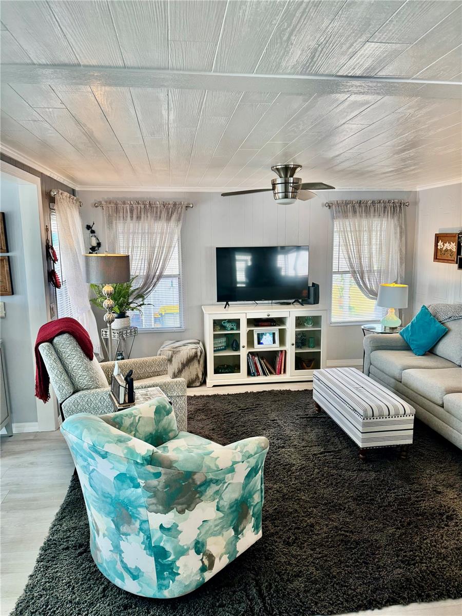 EMERALD LAKES - Residential