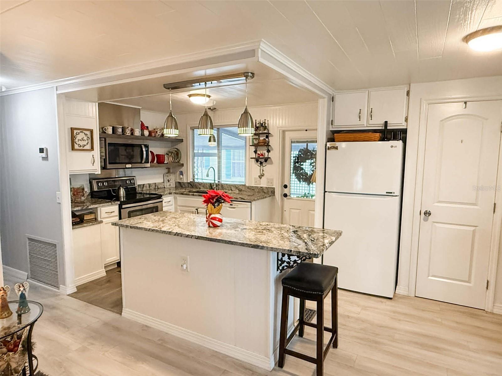 EMERALD LAKES - Residential