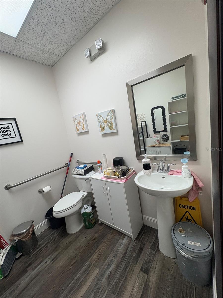 DEERFIELD COMMON - Commercial Lease