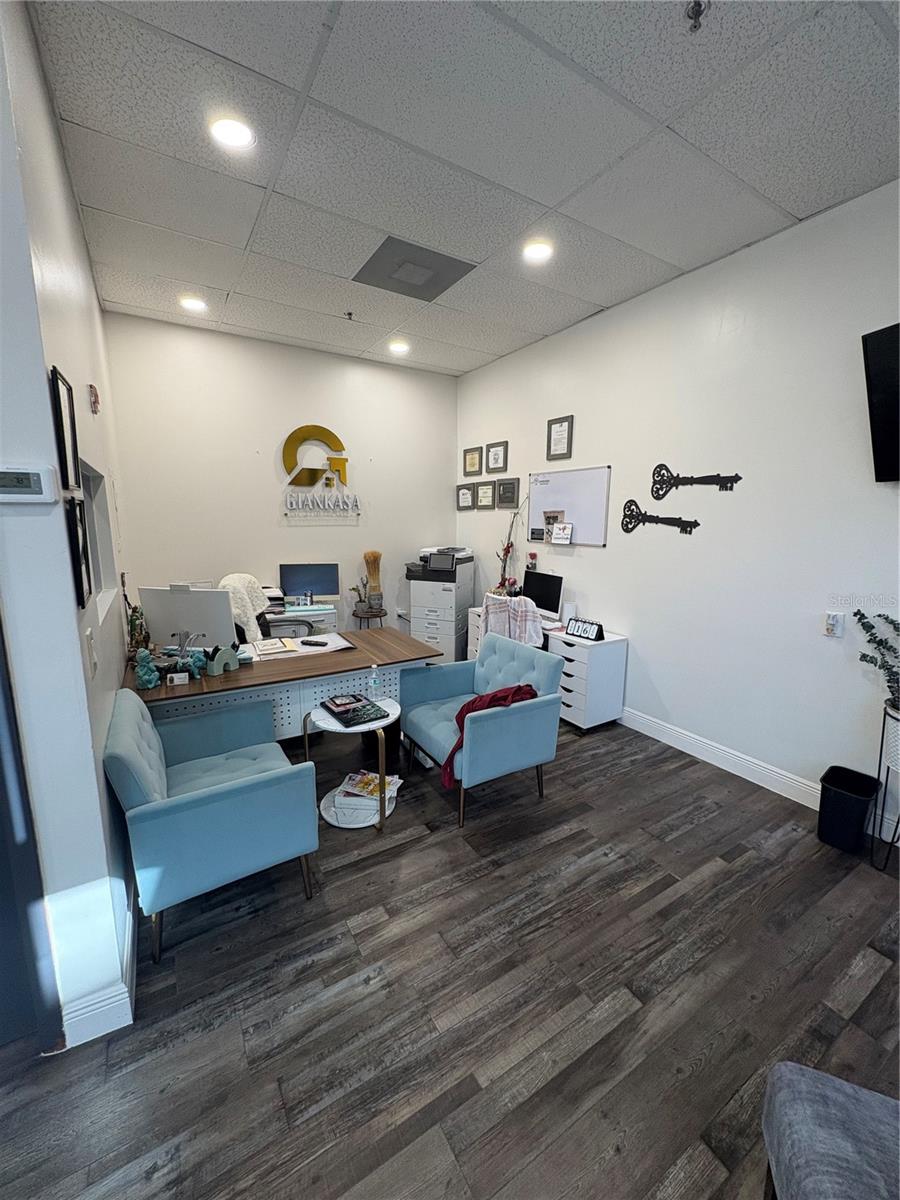 DEERFIELD COMMON - Commercial Lease