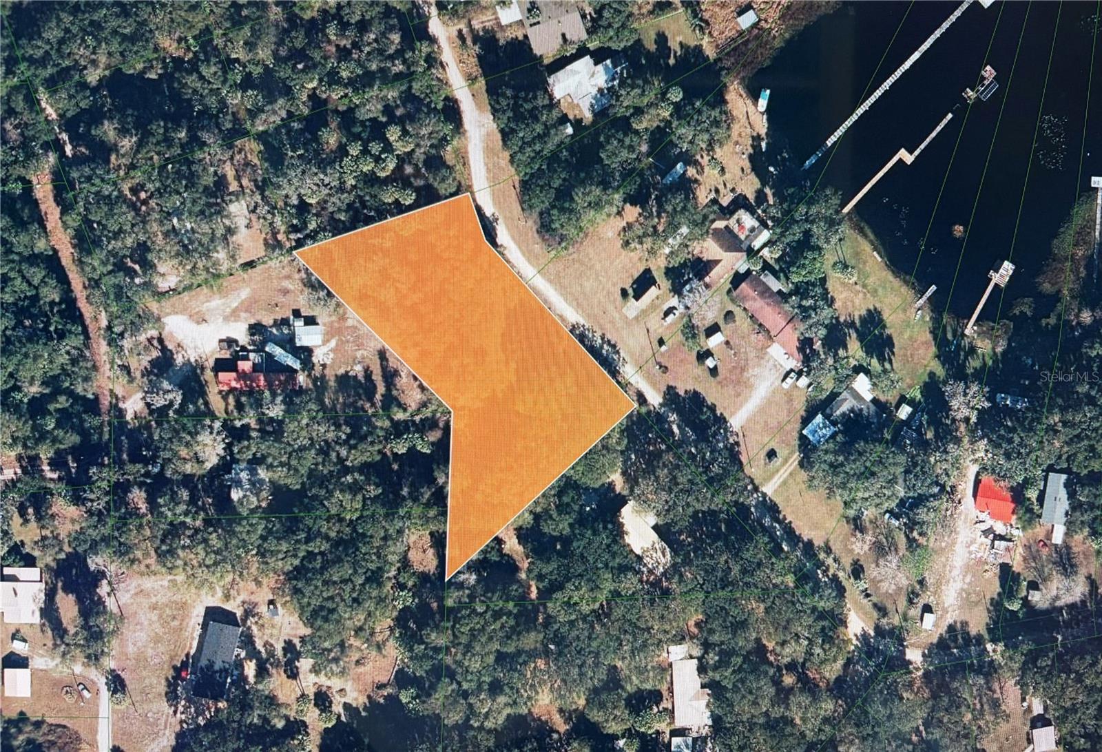 Large 1.23 acre lot for your new home (site built or mobile home)!  Established community with paved roads. No flood zone and no HOA or deed restrictions. Holden Pond boat ramp is nearby for fishing, boating and lake activities, along with other spring fed lakes nearby.  Easy drive to Gainesville, Ocala, or Palatka.  For GPS, use 155 Little Orange Lake Dr.