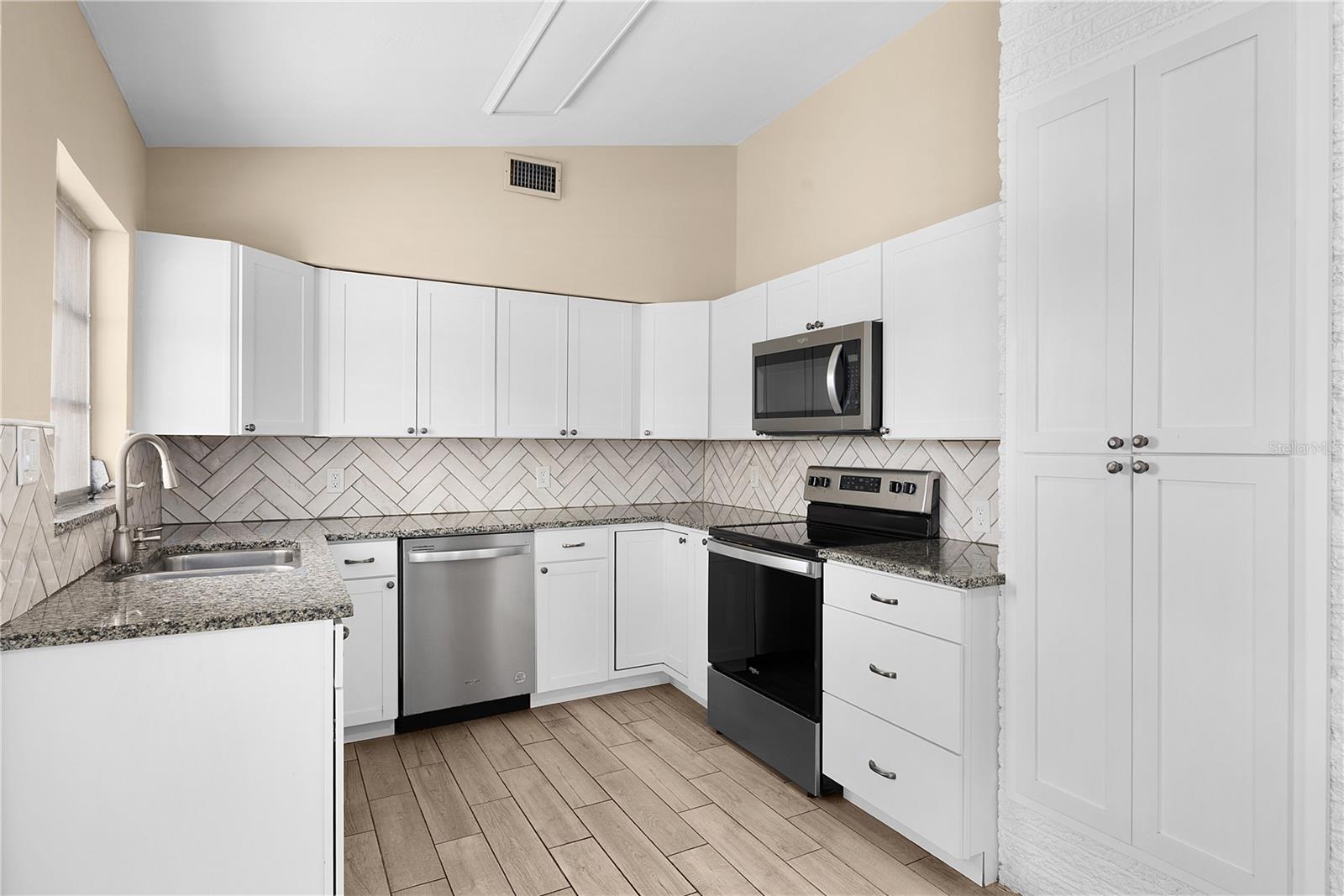 BERTS BAYSHORE MANOR - Residential