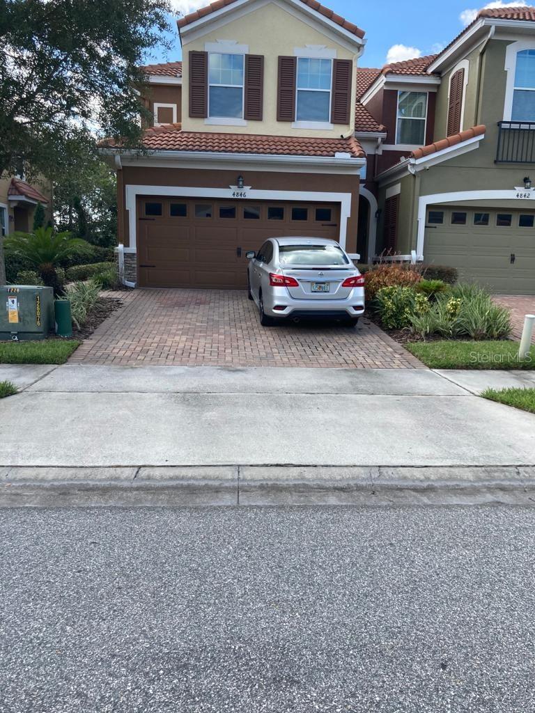 Town House in excellent location. Gated community. Swimming pool and fitness center.