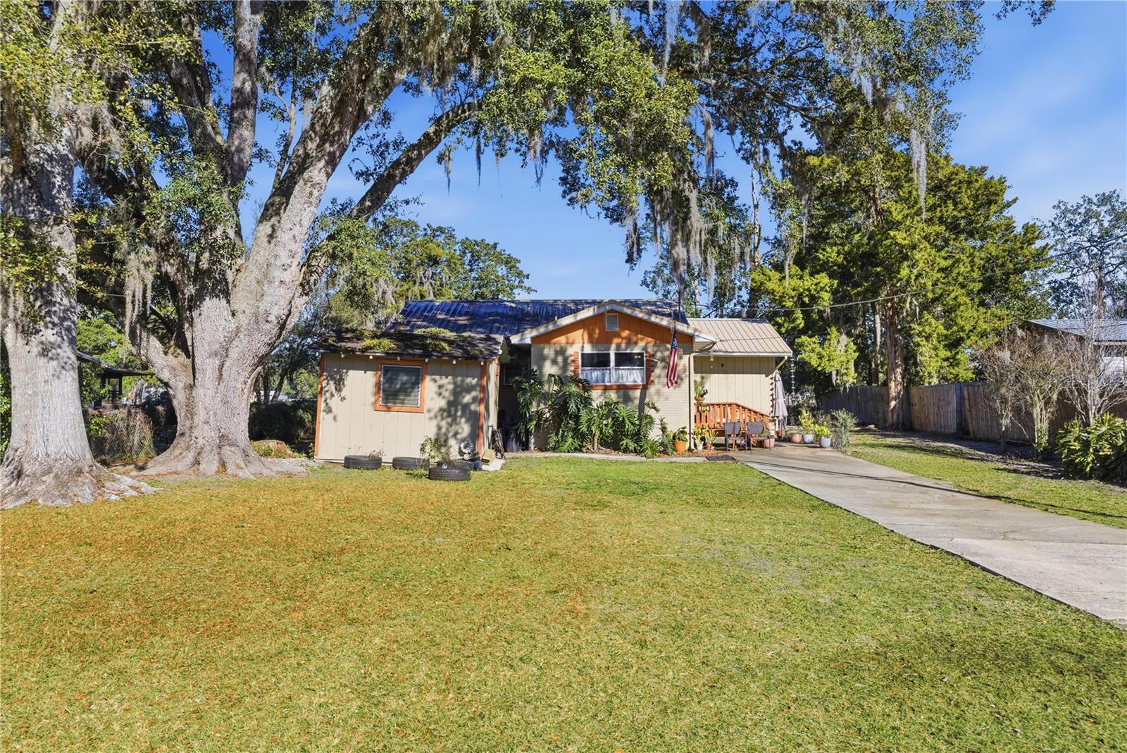 GRANDIN LAKE SHORES - Residential