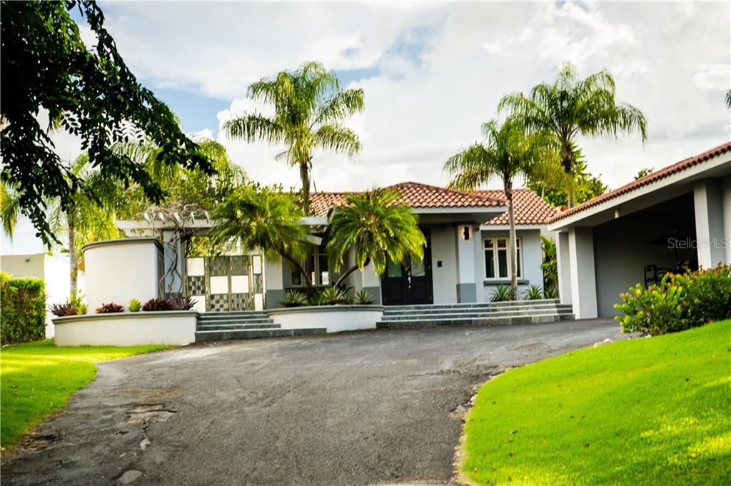 Beautiful house at Dorado Beach East. The interior design was made by Aaron P. Stewart. Great lot of approximately 1,999 mts. It features spacious garages, great high ceilings, 4 bedrooms and 4.5 bathrooms. 

The Dorado Beach East community is private, gated, family friendly and offers a wide range of facilities that you can enjoy at no additional cost. The facilities include scenic pools, clay tennis courts, basketball and beach volleyball courts, a basic gym, a game room, a 3-par golf course that winds through the neighborhood, and an aviation themed park which has a custom water park and sand park.