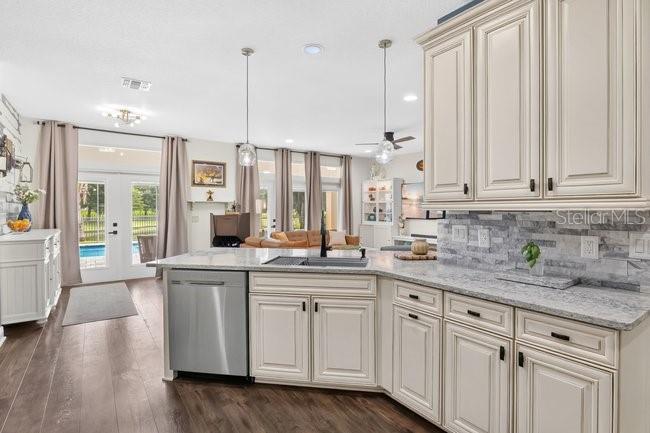 JOHNS LAKE POINTE - Residential