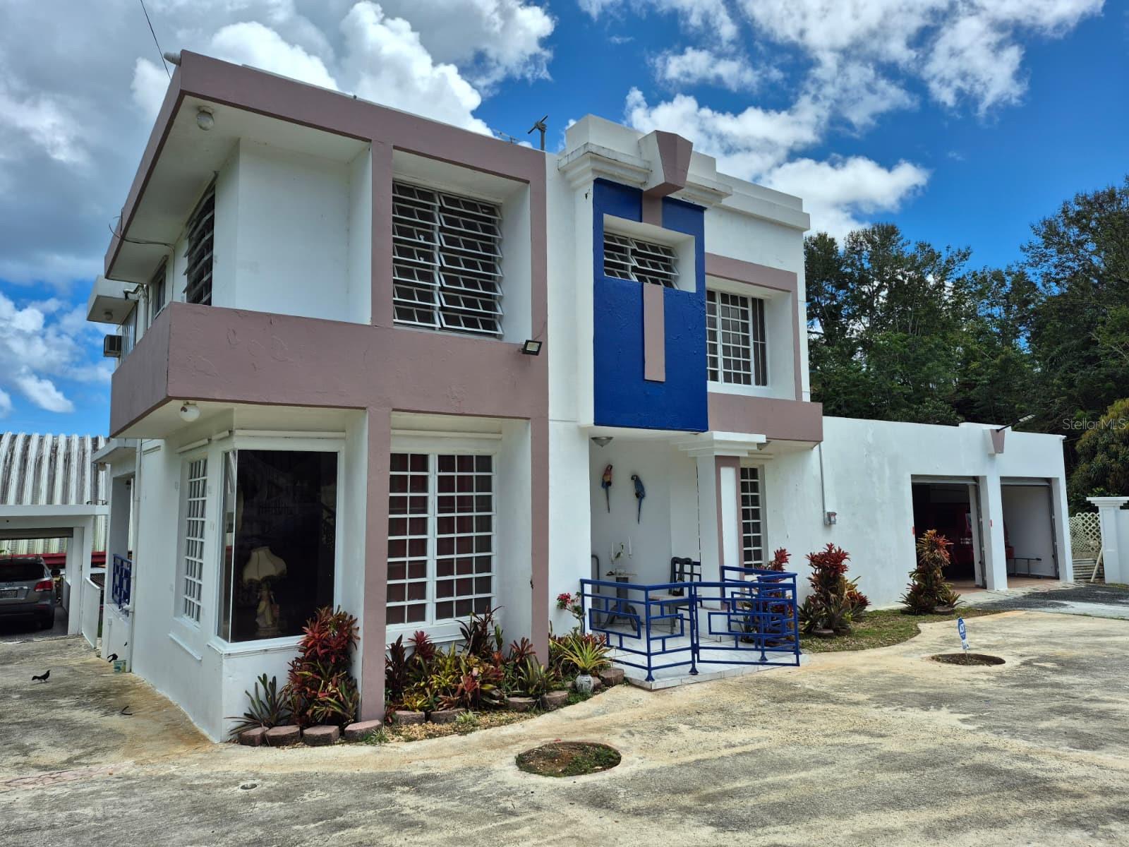 Beautiful and spacious 4-bedroom residence featuring 3.5 bathrooms, living room, dining room, kitchen, laundry, and family room.